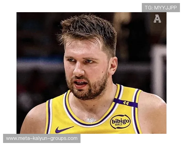 东契奇篮下扛着对抗硬打成功，独行侠打出血性